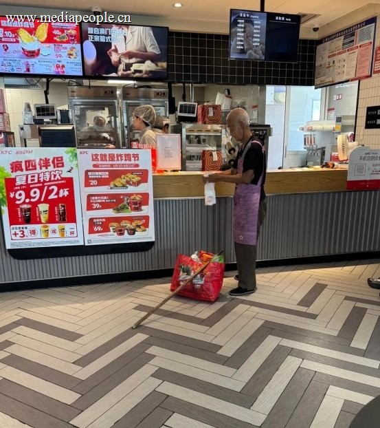 拾荒老人进肯德基拿塑料瓶讨水喝，店员怕烫着对方，用隔热杯打包好递给她
