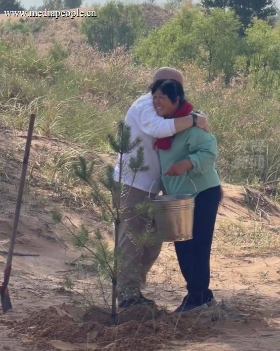 “赛考斯”和殷玉珍共同种下了象征友谊的常青树
